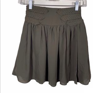 💛💛 4/$25 Sam Edelman army green flowy mini skirt XS